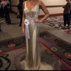 SOLD ⭐️ Size 4 liquid beading gold Jovani